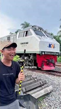 Petugas Mainan Tiang Sinyal Memberhentikan Dan Memberangkatkan Kereta Api #palangpintukeretaapi
