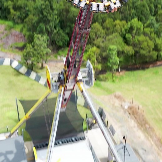 🌀Australia’s tallest and fastest 360-degree pendulum ride is right here at Aussie World, the Sunshine Coast Theme Park. The SX360 is fast, spins and reaches up to 5G’s of force. | Aussie World