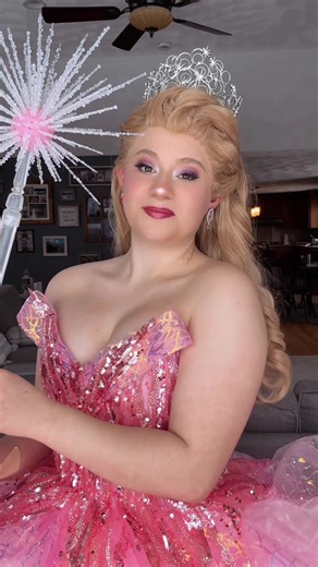 Toss toss leg? #glinda #partyprincess #glindacosplay