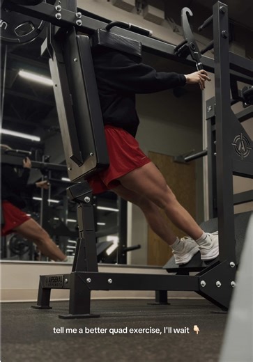 waiting 🦵🏻#legday #pendulum #fit #gym #fitness