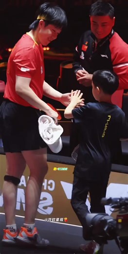 王楚钦首场秀也全是最爱他的人在场， 场外指导教练王皓、站在背后观看的肖指导、 好盆友隔壁老“王”（樊）、捡球童迷弟小海螺，还有乌泱泱一片的球迷们！ Wang Chuqin's first show was also attended by those who loved him the most, including his off-court coach Wang Hao, coach Xiao who was standing behind and watching, his good friend the Lao "Wang" (Fan) next door, the caddy-picking fan Xiao Hailuo, and a large crowd of fans! #王楚钦 #大头 #耶耶 #向日葵 #最美好的开始 #坚定自信 #一起坚定自信 #来日方长 #健康涨球 #全力以赴 #奔向太阳 #最好的他们 #我们的骄傲 #中国大满贯 #北京 #男单 | 蘇小小