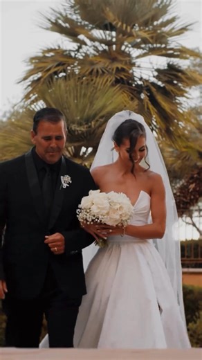 Austin's reaction to Melanie walking down the aisle is everything and more 🥲💕 🎥: Lomax Wedding Films To watch more of Melanie and Austin's wedding: https://lovestoriestv.com/melanie-austin-wedding-video-may-2024-1 #weddingmoments #weddingday #firstlook #walkingdowntheaisle | Love Stories TV