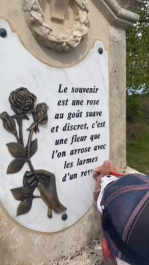 Restauration sur une stèle en pierre de taille d’une épitaphe sur marbre blanc . NAG 🌸 #restaurationdupatrimoine #funeraire #entretien #cimetiere #toussaint | Nos Anges Gardiens