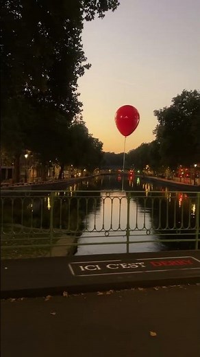 DES BALLONS ROUGES APPARAISSENT PARTOUT DANS PARIS