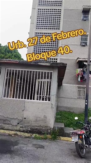 Resultados de la inspección técnica exterior en la Urb. 27 de Febrero (antigua Menca de Leoni). Evaluamos este edificio de muros portantes y lo más crítico a evaluar es la modificación de muros estructurales por parte de los pobladores, una práctica que pone en riesgo la estabilidad del conjunto. ​En segundo lugar de importancia, detectamos patologías severas de corrosión en el acero, causadas por filtraciones activas de aguas blancas y negras en áreas de baños y cocinas, sumado a la humedad del