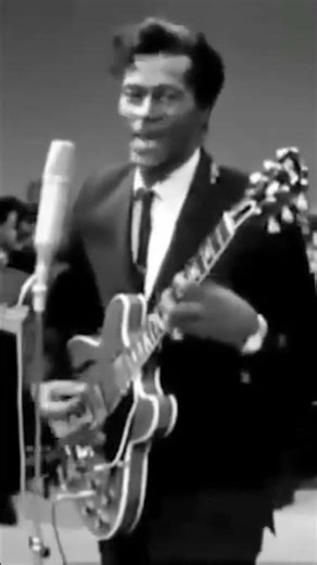 Chuck Berry | Roll Over Beethoven | Belgian TV (1965)