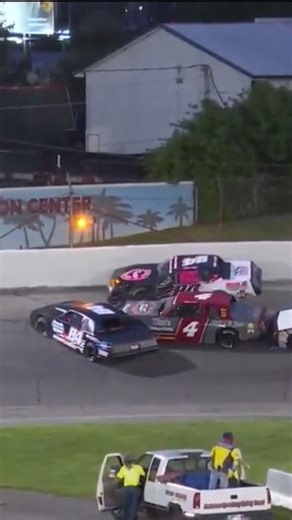 The 75 lap CRA Street Stock feature is underway at Anderson, but we immediately go to the caution flag with trouble in turn one! 📺 RacingAmerica.tv | Racing America