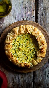 🥒 TORTA SALATA ZUCCHINE E RICOTTA Croccante fuori, MORBIDA e CREMOSA dentro, è la ricetta PERFETTA per una cena leggera o per un antipasto che fa sempre colpo! Si prepara in poco tempo e con pochi ingredienti 💚 Chi l’assaggia... fa subito il bis! 👉 Ricetta completa su www.unafamigliaincucina.com 📌 INGREDIENTI (per uno stampo da 22–24 cm) 1 rotolo di pasta sfoglia rotonda (o brisée) 3 zucchine medie (circa 450 g) 2 uova 330 g di ricotta 40 g di parmigiano grattugiato 1 cucchiaio di olio extra