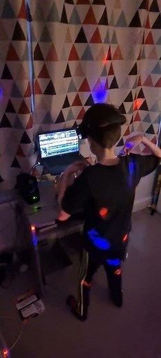 9 year old using Numark Party Mix 2: first ever mix - smashed it!