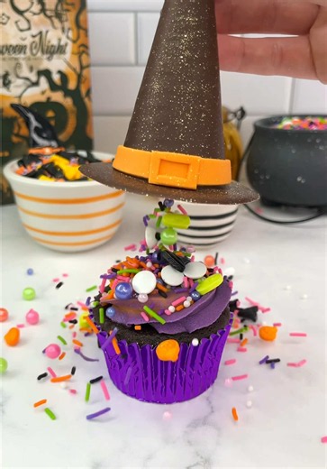 Magic hat cupcakes 🧙🏼‍♀️🪄 Lift the hat and treats fall out, just like magic! 🍬✨ Would you trick or treat? 👀🖤 #halloween #halloweentreats #cupcakes #witcheshat #cakedbyrach
