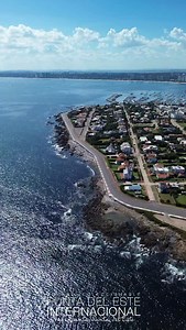 Desde el aire, Punta del Este revela su esencia: una península perfecta entre el Atlántico y el Río de la Plata, donde la naturaleza, el mar, el arte y la arquitectura juegan con su forma y su luz. #puntadeleste #puntadelesteinternacional #uruguaynatural #destinopremium #viajesdelujo | Punta del Este Internacional