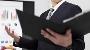 プレゼンをするビジネスマンの動画｜無料の動画素材サイト「動画AC」