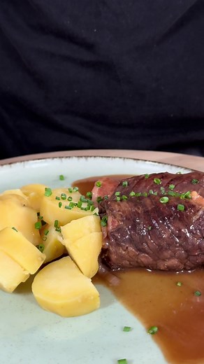 Fléchette & Fourchette : Épisode 95 Allemagne 🇩🇪 - Rouladen 🥓🥒🥩 - Bœuf - Lard - Cornichon - Oignon - Beurre - Sel / Poivre - Céleri - Carottes - Poireau - Bouillon de bœuf - Farine - Concentré de tomate - Moutarde Collaboration commercial avec @Couteauxduchef merci pour la confiance 🫶 -10% sur tout le site avec mon code DRICE10 en bio sur Instagram. Envoi dans toutes l’Europe : @Knifeleader.eu Envoi en France / Belgique / Suisse : @CouteauxDuChef.com #recetterapide #recette #dricecook #rec