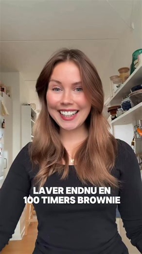 Nicoline Lykke on Instagram: "Jeg har fødselsdag i morgen og får min familie på besøg på lørdag, så har kastet mig ud i endnu en 100 timers brownie som en lille gave til mig selv ❤️ Den kræver lidt tålmodighed, men den er altså 100% det værd! 100 timers brownie opskrift: Ingredienser: 110g smør 1 tsk instantkaffe/kaffepulver 1 isterninger 100g chokolade 2 æg 225g sukker 1 tsk vaniljesukker 2 spsk kakaopulver 100g mel 1 tsk salt 200g chokolade til fyld og pynt Sådan gør du: Smelt smør i en gryde
