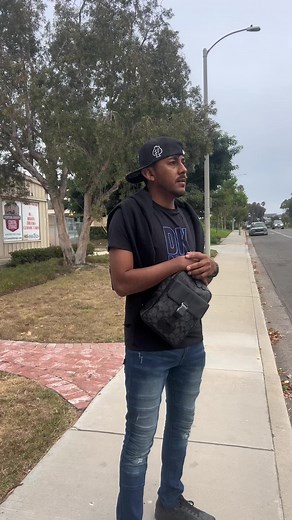 Dylan en Vivo: Comprando Carro con Humor