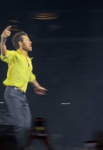 Harry Styles sprinting around the stage during 'As It Was'