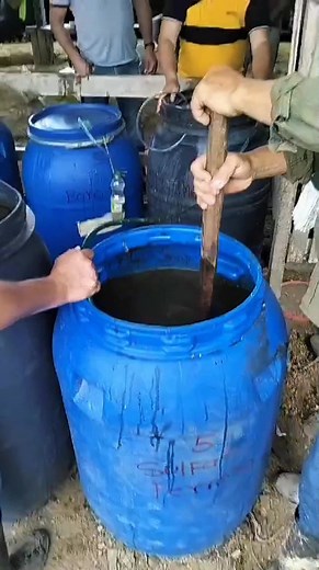 El Biol es un abono orgánico líquido elaborado a partir de la fermentación anaeróbica de residuos orgánicos, como estiércol, restos vegetales, y agua, mediante un proceso controlado. Este biofertilizante es una fuente rica en nutrientes esenciales, como nitrógeno, fósforo, y potasio, además de contener microorganismos benéficos que mejoran la estructura del suelo y promueven el desarrollo de las plantas. Su uso en la agricultura contribuye a reducir la dependencia de fertilizantes químicos, favo