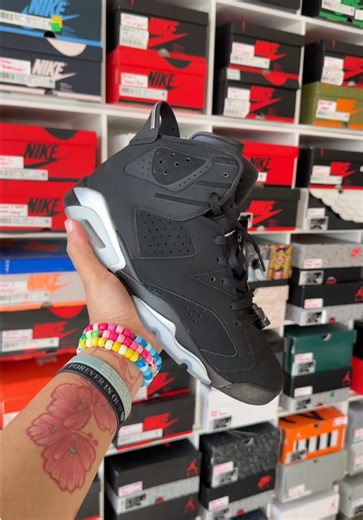 Day 71 of 365 showing y’all a different shoe everyday of the year; today’s shoe is the Jordan 6 “Black Metallic” what shoe do y’all want to see next?