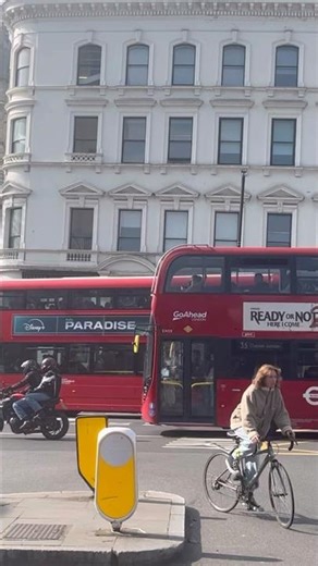 EH39 on route 35 to Clapham junction and 3092 on route 381 to Peckham