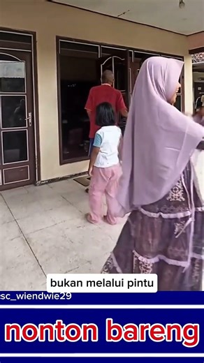 SAAT BERTAMU PAS LEBARAN,KELUARGA INI DIBIKIN HERAN SAAT MAU MASUK KERUMAH SAUDARANYA