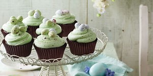 Speckled Easter egg cupcakes