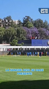 La barra del Cruz Azul "la sangre azul" se hizo presente en el entrenamiento previo al partido del día de mañana vs América. Los que siempre están y nunca fallan 🚂🔵🔥 📹 Rubén Beristain | esto.com.mx