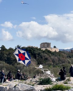 🇬🇷 Flying kites near the Acropolis of Athens on #CleanMonday! Full story: https://bit.ly/3mfwpGs | Greek Reporter