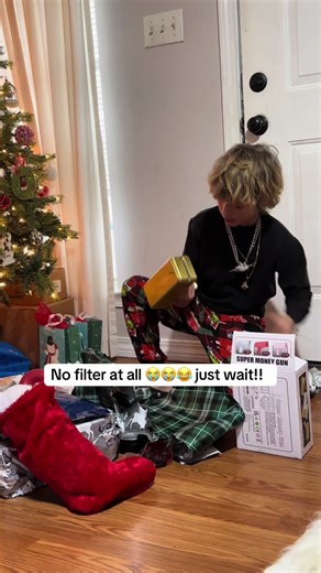 Kaysen with no filter 😂😂 I literally can’t deal with him lmao #kaysen #wrenandkaysen #santa #mrsclause #christmas #money #lilkb #louisianaboys #wrendavid #nofilter #funnykids #fyp #foryou