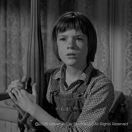 “Hey, Boo.”In the final moment of To Kill a Mockingbird, Scout gently steps into the world of Boo Radley — no longer a myth, no longer a fear, but a human being finally seen.What makes this ending unforgettable isn’t just the line itself, but how the music holds it together.The score by Elmer Bernstein doesn’t overwhelm the scene — it softens it. The strings are quiet, almost hesitant, as if they’re respecting the fragility of the moment. There’s no triumph, no dramatic swell — just a tender rel