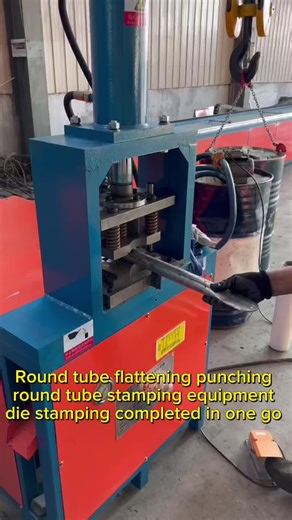 One-step forming of round tube flattening, punching and chamfering，Die stamping is easy to complete #roundtubeflattening #flatten #punching #galvanizedpipe #stamping #mould #supportrod #guardrail #hydraulicpress #hydraulicshearingmachine #manualmachine