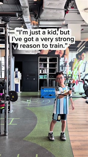 ถึงอาลุคเป็นแค่เด็ก แต่ก็มีเหตุผลที่ต้องเข้ายิมอย่างสม่ำเสมอนะครับ!!!!!! 555555555555 😂🤣😂🤣 ปี๊สอนมามั๊ย? พี่ๆว่าไงครับ~ #เทรนวันนี้ #workoutmotivation #tiktokmom #strongkids #workout