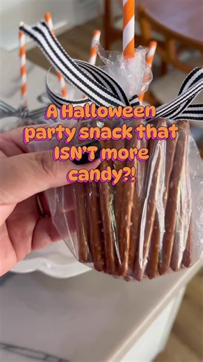 Need a Halloween party snack that isn’t MORE candy? 🧹🎃 These little pretzel witch brooms are so easy to make! Just fill clear treat bags with pretzel sticks, tie them off with a ribbon, and add a Halloween straw for the broom handle. 🧙‍♀️ Perfect for classroom parties, Halloween playdates, or a spooky snack table! 👻🧡 #HalloweenSnacks #HalloweenPartyIdeas #ClassroomParty #HalloweenDIY #EasySnackIdeas 🤍🩷