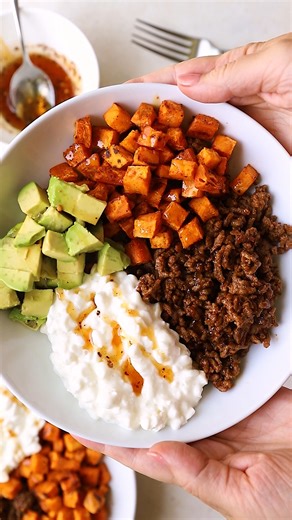 Ground Beef Cottage Cheese Bowls - a high-protein recipe that is actually quick and easy to make! RECIPE: https://feelgoodfoodie.net/recipe/ground-beef-bowls/ | Feel Good Foodie