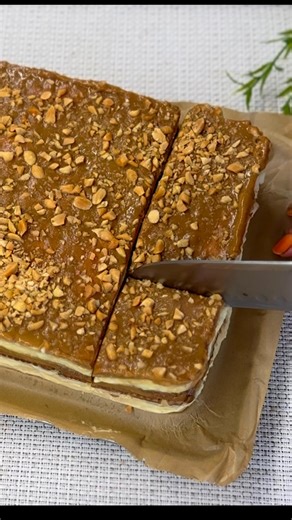 💎Alona Dobroszek💎 on Instagram: "Proste, kremowe ciasto bez pieczenia z warstwami budyniu, herbatników i kajmaku. Robi się szybko, wygląda jak deser z cukierni 😍 🧺 SKŁADNIKI • ok. 300 g herbatników jasnych i kakaowych • 2 budynie waniliowe • 750 ml mleka • 2–3 łyżki cukru • 2 żółtka • 20–30 g masła • 3–4 banany • puszka kajmaku • garść orzechów 1. Zagotuj 500 ml mleka. 2. W misce wymieszaj budynie, cukier, żółtka i 250 ml mleka. 3. Wlej do gorącego mleka, mieszaj 2–3 min aż zgęstnieje. 4. Do
