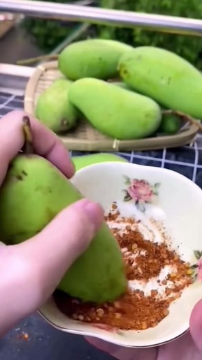 How to Prepare Mangoes with Chili Powder