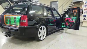 Bom dia!!! Começando o final de semana, e entregando o projeto desta linda VW Parati do nosso amigo Ronielton, além desses acabamentos incríveis, foi feito um trabalho de tapeçaria nos bancos , com acabamentos diferenciados!!! Confira no vídeo!!! | Rodão audio evolution