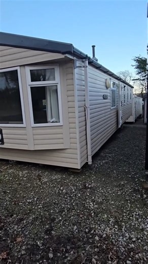 ✨ Swift Bordeaux – 3 Chambres, Spacieux & Opportunité Rare ! 😍 💶 Prix : 13 950 € 📏 Dimensions : 10,66 m x 3,65 m (35 x 12 pieds) 🛏️ Chambres : 3 🏠 État : Occasion – Très bon état Description : 💥 3 chambres à ce prix ? Oui, c’est possible. Le Swift Bordeaux 35x12 est un mobil-home familial, bien agencé et ultra recherché, idéal pour les familles, la location saisonnière ou un projet sur terrain privé. Son espace de vie lumineux, ses 3 vraies chambres et son agencement intelligent en font un