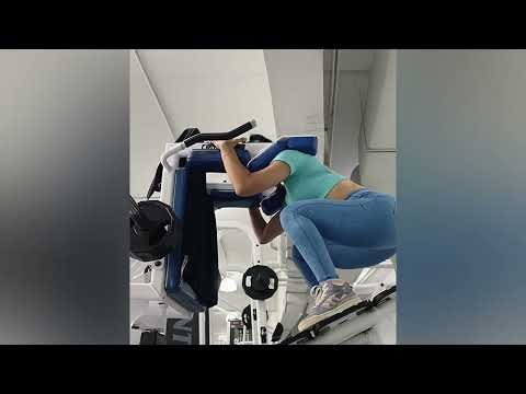 Sentadilla sumo en máquina sentadilla perfecta