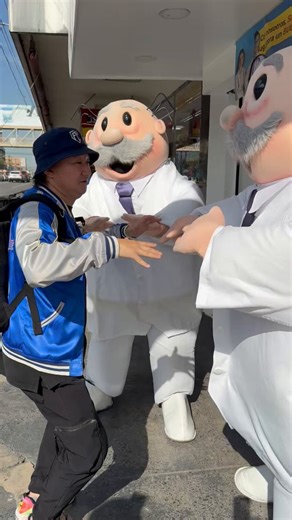 🇲🇽インスタ見てると何個も自分が"おすすめ"で出てくるぞ？？今年の1月、モンテレイの街角で踊ってるキャラがいたから、たまたま一緒に踊った動画を撮ってたんだよね。そしたらコイツじゃん‼️🤣てか、ガチです。広告じゃありません。そして、コイツがドクターシミと渋谷で知る。#drsimi