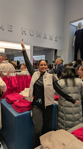 Niveda Ponmudi, VMD on Instagram: "The @wearfigs NYC store is finally here! 🎉🍎🗽 Time to try & buy in person....good thing it's gifting season 😉 📍1189 3rd Avenue #wearfigs #figscommunityhub #figsstore #figsambassador #figsvets #nycveterinarian"