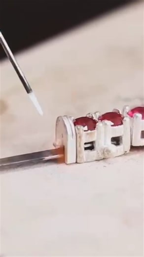 Metal Smith Tools on Instagram: "This is how you can make A tennis bracelet! A wonderful jewelry tutorial from @elierolivos . . Like Comment and share more and more ✨ . . Follow @metalsmithtools for more amazing content 🤩 . . #metalsmithtools#handmadejewelry#jewellerydesigner #jewelryaddict#smallbusinss #love #instajewelry #gemstonejewelry#bhfyp #rings."