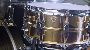🟠 𝗕𝗿𝗼𝗻𝘇𝗲 𝗣𝗵𝗼𝗻𝗶𝗰 𝗶𝘀 𝗕𝗮𝗰𝗸🟠 Crafted under the Ludwig Phonic Snare Drum design principles, Bronze Phonic Snare Drums produce unrivaled tonal characteristics with knock-you-down power and projection. Our state-of-the-art construction methods coupled with bronze alloy ensure an exceptional balance in tone and consistency from drum to drum. This seamless shell design takes advantage of bronze's well-known musical qualities from centuries of cymbal making. The Bronze Phonic offers pr