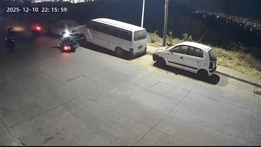 🚨OJO AUTORIDADES DE #IXTAPALUCA Nuevo modus operandi para robar a #motociclistas las bandas siguen y embisten a los conductores, cuando los logran derribar se acercan en bola y lanzan golpes para amedrentar Los mayores robos en las colonias; San Buenaventura, La Venta, Ayotla, San Jerónimo Cuatro Vientos. Los robos se dan desde las primeras horas de la mañana y las noches, aprovechando la poca presencia policial. #FelipeArvizu #Edomex @delfinagomeza | Corresponsales México