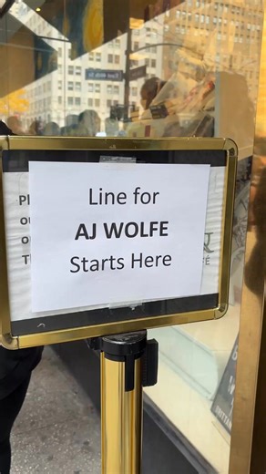 Michigan Disney Adults! 🏰💛 I’ll be in Grosse Pointe for a book signing in TWO WEEKS, and I’d love to meet you! There are multiple times to say hi on January 23rd! All the details are linked below 👇🥹📖 | Disney Food Blog