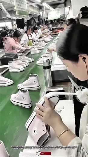 Handmade shoes craftsmanship using a precise trimming Tool