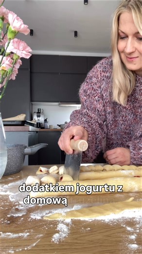 Pyszne, kruche, maślane ciasteczka z dodatkiem jogurtu. Proste do przygotowania! Nic nie ubijasz tylko łączysz składniki na ciastka! Następnie ciasto rozwałkować na grubość około 6 mm. Przy brzegu rozwałkowanego ciasta ( wzdłuż) nałożyć konfiturę i zawijać w rulonik dwa razy. Rulon ciasta odciąć. Pokroić na kawałki . Tak samo postępować z resztą ciasta. Ciasteczka układać na blache wyłożona papierem do pieczenia i piec w nagrzanym piekarniku około 20 minut w 180 stopniach. Upieczone ciasteczka p