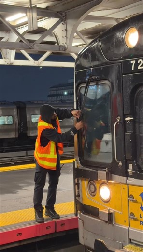 Penn Station Bound Train Held at Jamaica Due to a Faulty Windshield Wiper. #LIRR #LongIslandRailRoad #NYC #NewYorkCity | NYC Subway Life