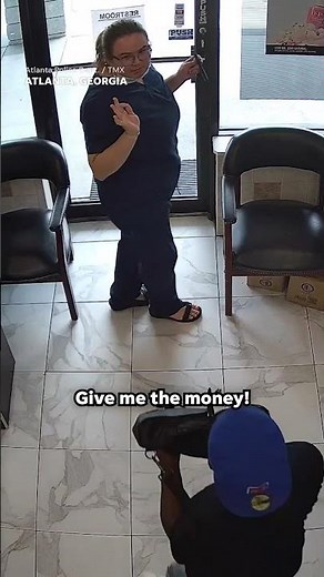 Thief's demands ignored during failed robbery attempt #Shorts