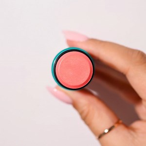 Our innovative multipurpose Triple Threat Color Stick™ melts onto cheeks, lips and body for a totally natural flush of color—plus a dose of hydrating, skin-loving ingredients including: 🌻 Vitamin E, evening primrose oil sunflower seed oil to deliver skin-conditioning essential vitamins for a truly healthy glow. 💫 Semi-Permanent Micropigment Technology™ to deliver bold, waterproof and smudge-proof color that lasts all day. This travel-friendly multitasker even features a built-in brush, so you 