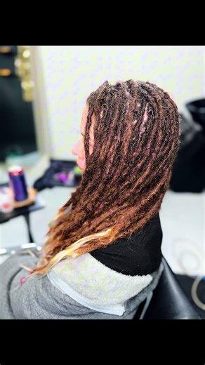 LOCS OVERHAUL ACTIVATED 👑🖤 This is what happens when structure meets strategy. Shampoo. Condition. Interlocking. Crochet reinforcement. From loose, grown-out roots to clean parts, tightened foundation and refreshed length — this is a FULL reset. Especially amazing for straighter textures that need that extra security and structure. Welcome to Roots To Royalty Studio… Where we don’t just maintain locs — we rebuild crowns. 👑✨ #RootsToRoyaltyStudio #LocsOverhaul #Interlocking #CrochetLocs #Phoen